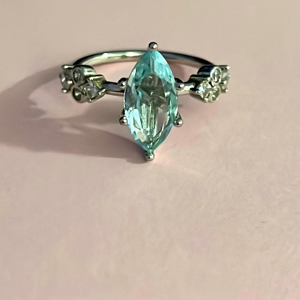 -Like New size 8 ‘princess reflections’ ring.
